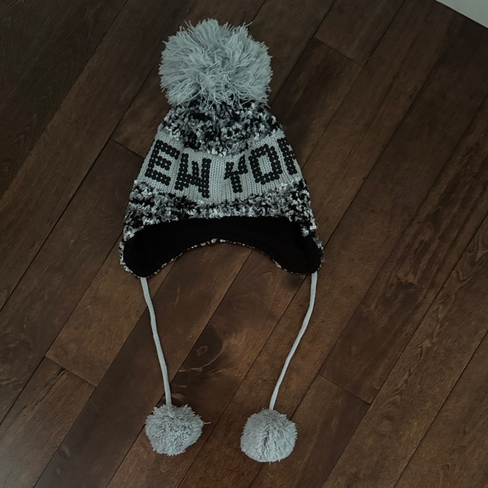 Robin Ruth New York Pom Pom Hat - Black and Gray